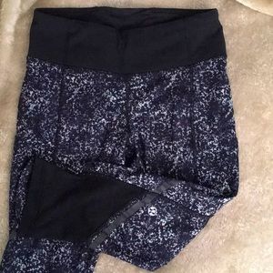 Lululemon calf length patterned leggings